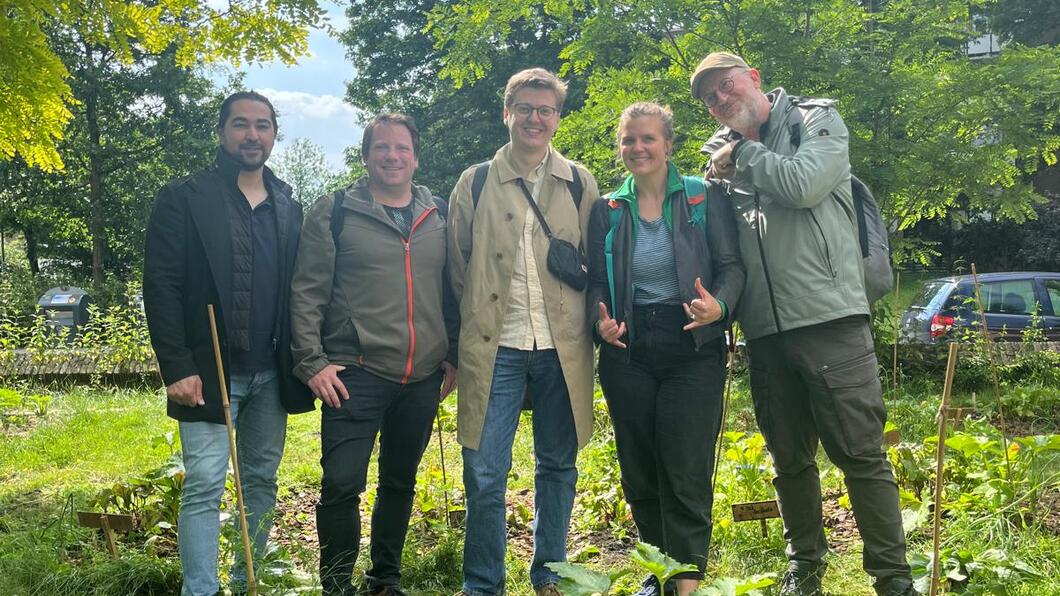 Muriel, Walter, Cyriel, Ozgur en Joost in een schoolmoestuin 