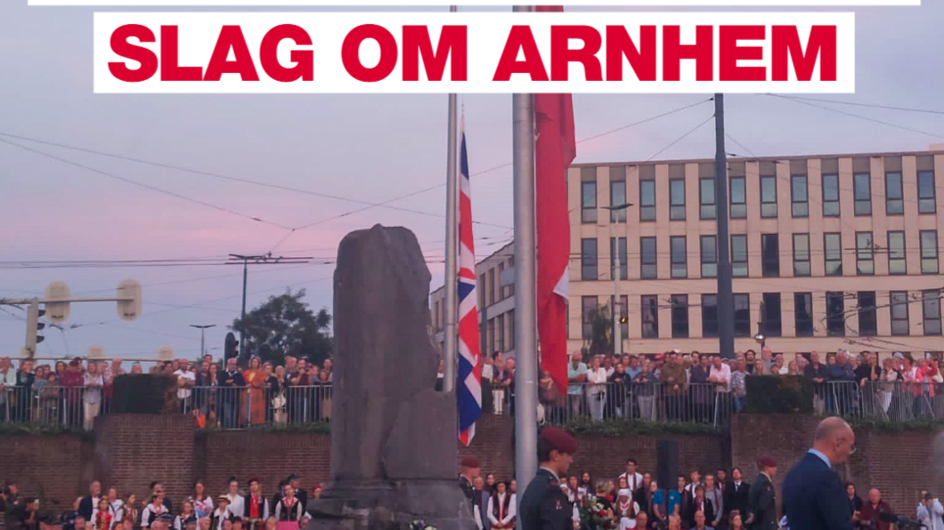 De berenkuil tijdens de herdenking van de slag om Arnhem. Gevuld met mensen en vlag halfstok.