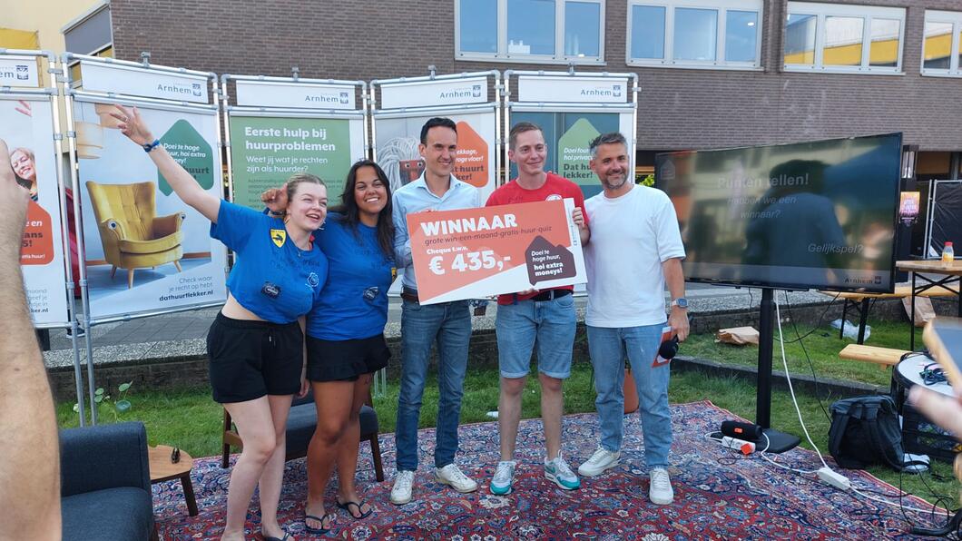 studenten die gratis huur hebben gewonnen met paul smeulders en een cheque