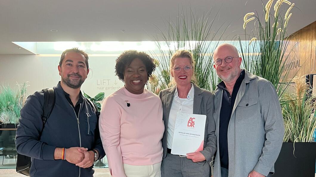 Ozgur, Walter en twee leden van ACDR met het rapport.