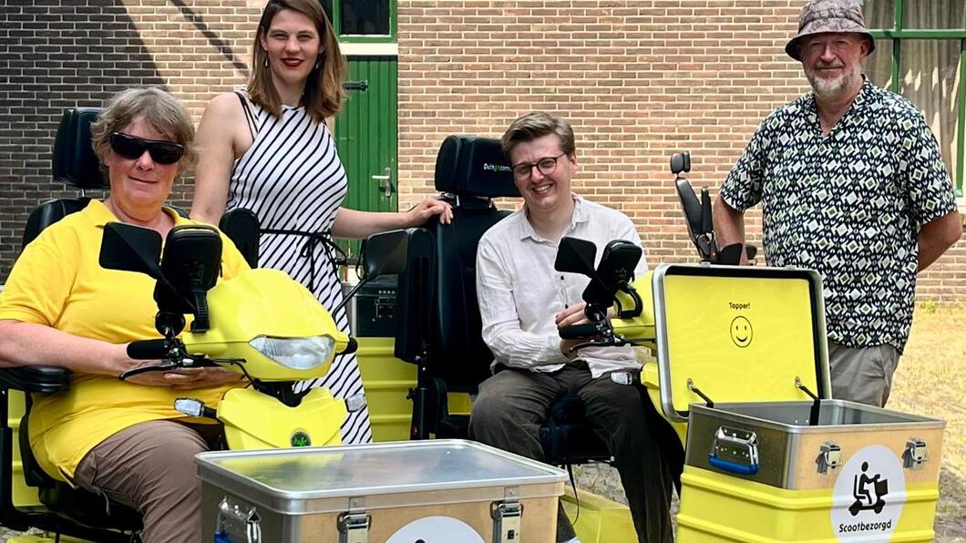 Joost, Walter en twee mensen van Scootbezorgd met de scootmobielen