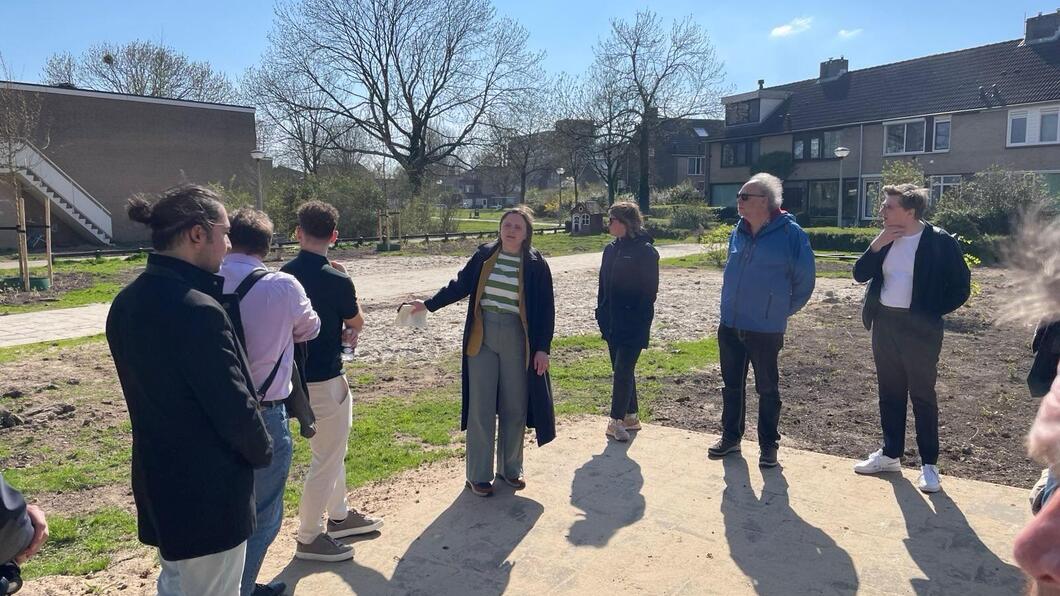 Raadsleden en ambtenaren bij een speelveldje in Elderveld