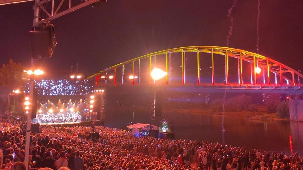 de John Frostbrug vanaf de tribune gezien tijdens Bridge to Liberation