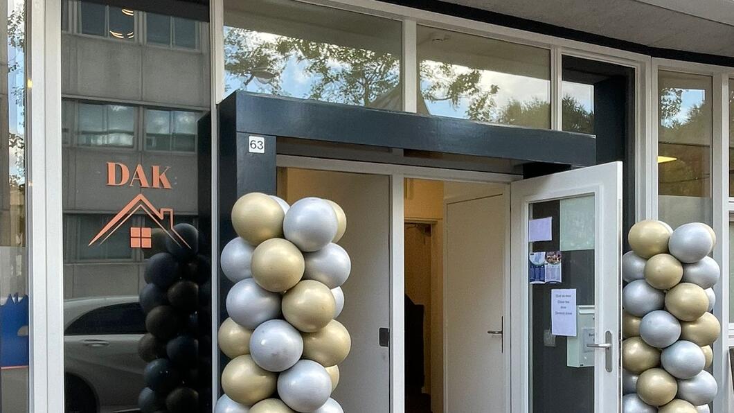 Deur met ballonnen voor de opening
