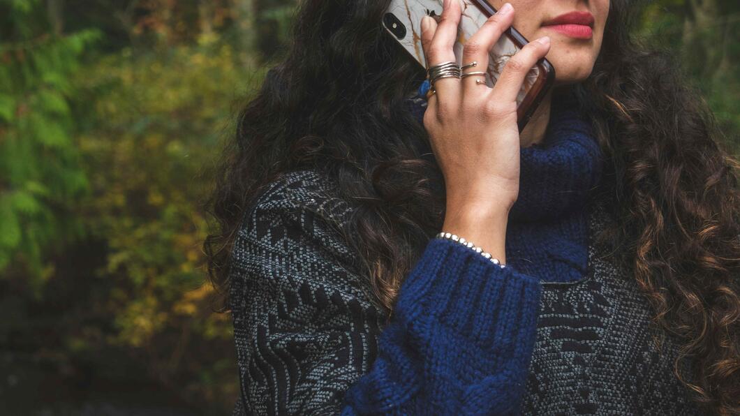 Vrouw aan de telefoon