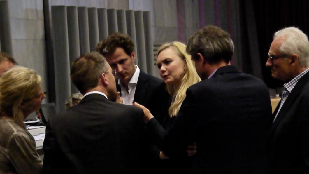Raadsleden Mark en Cathelijne in debat tijdens de raadsvergadering van 10 juli Overleg Diftar.jpg