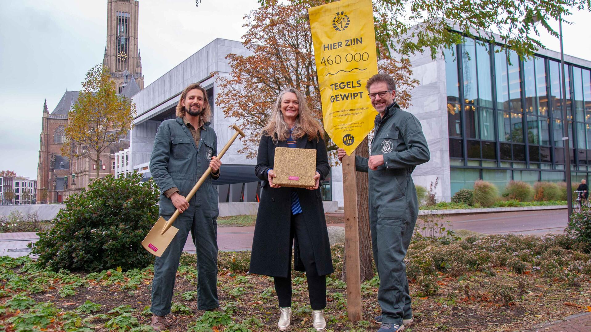 Wethouder bouwkamp met de prijs voor het winnen van het NK tegelwippen