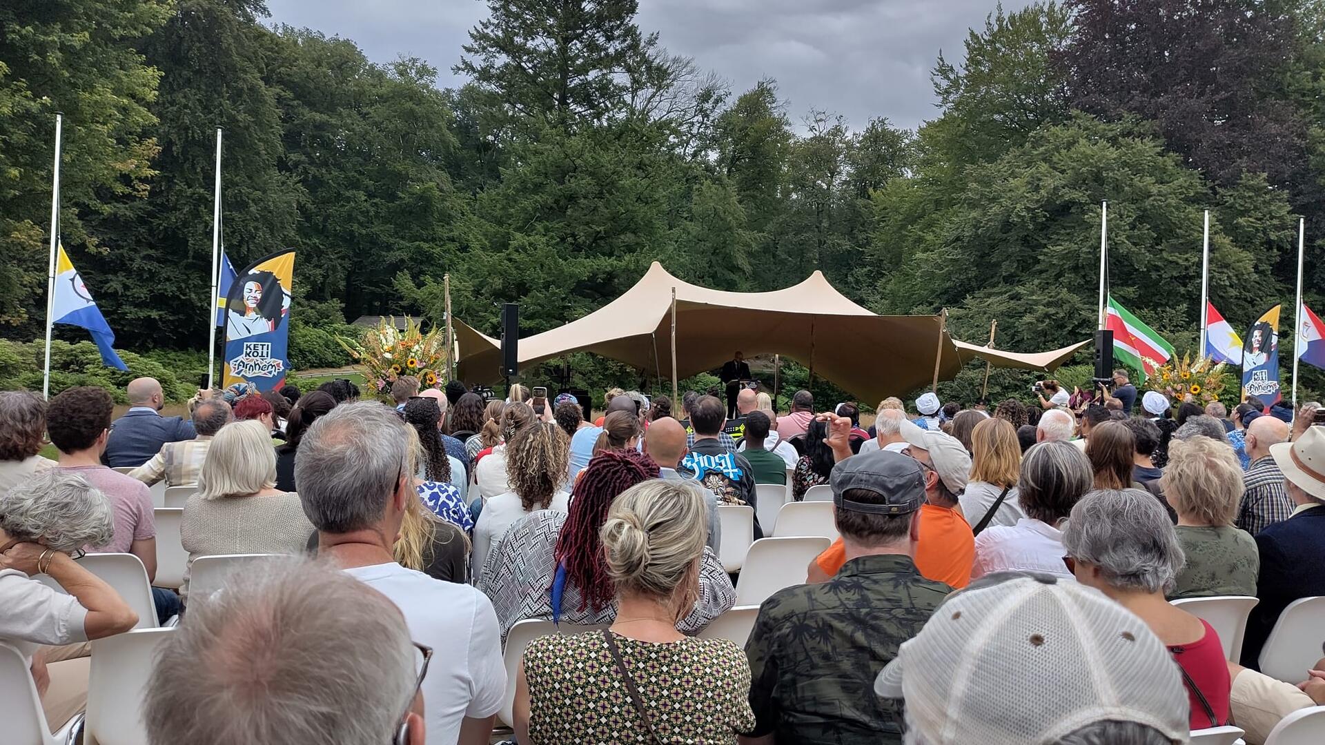 het publiek bij de herdenking van achteren gefotografeerd