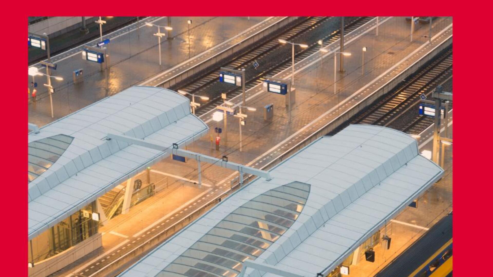 bovenaanzicht van treinen op station Arnhem