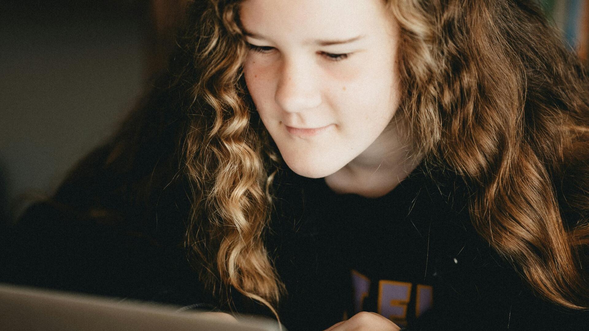 een meisje achter een laptop