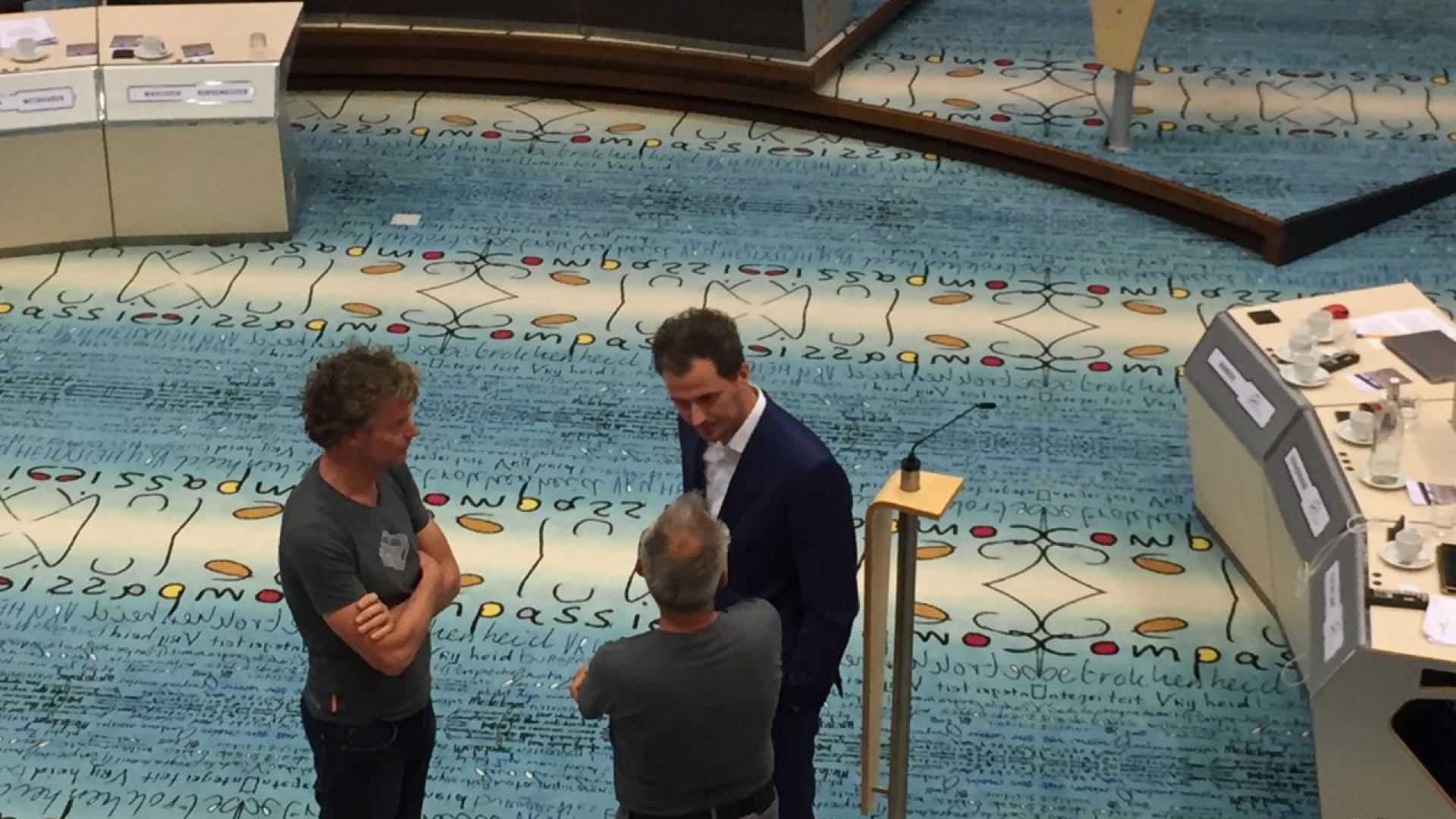 Mark Coenders in gesprek met Peter Groot (l) en Paul de Bruijn van Coehoorn Centraal